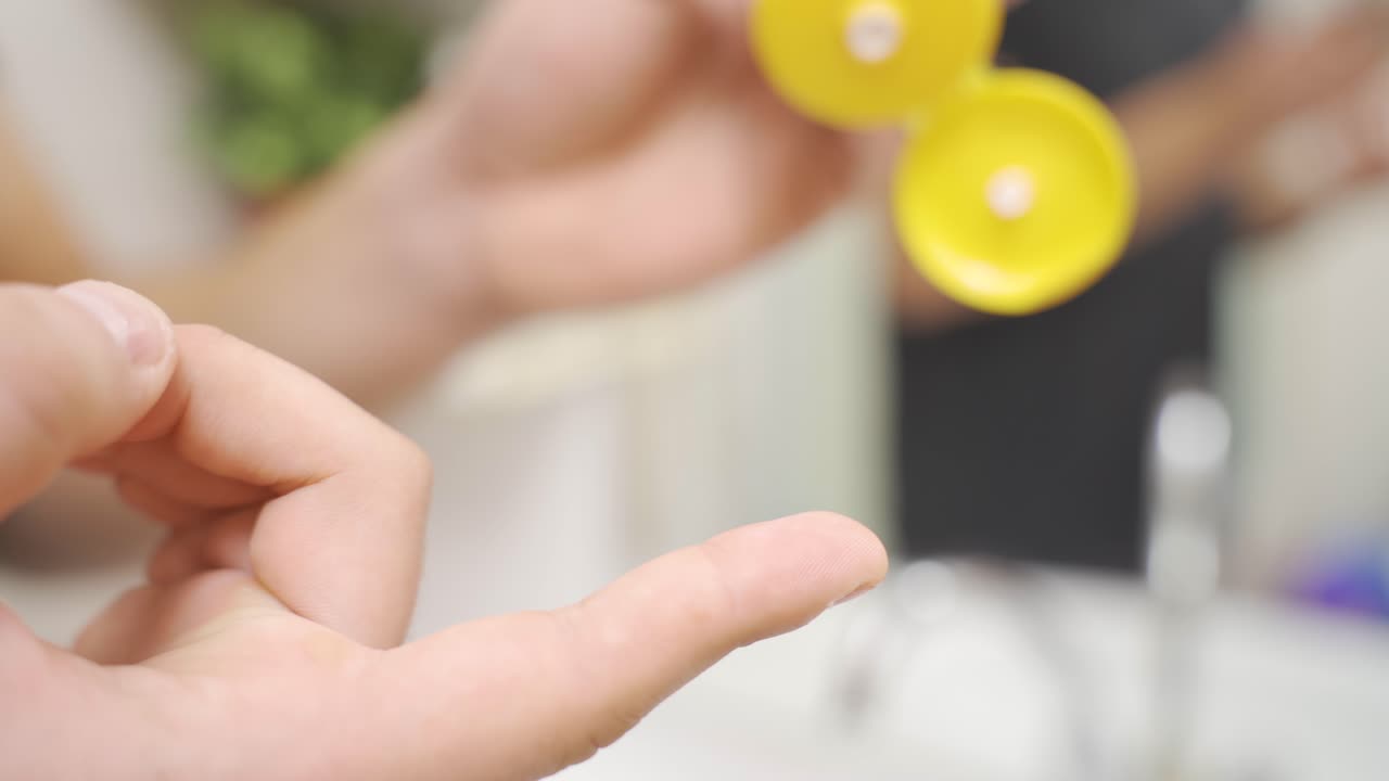 얼굴 크림. 피부에 크림을 바르는 것.