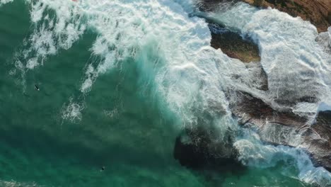 Olas-Rompiendo-Sobre-Rocas-Sydney-Australia