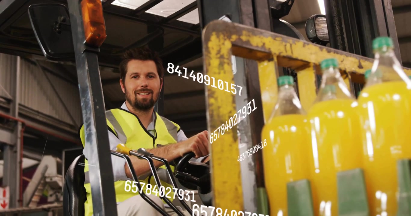 Operatore di carrello elevatore che afferra i comandi e solleva un pallet mentre i dati digitali dell'inventario aggiornano le scorte.