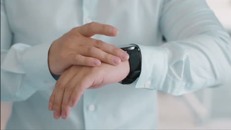 hombre comprobando la hora en el reloj inteligente