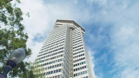 vista del edificio colón contemporáneo de barcelona