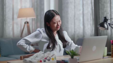 집에서 일하는 동안 허리 통증이 있는 여성