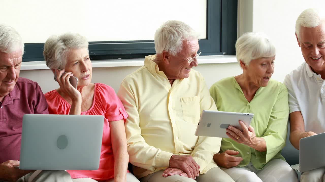 Anziani che usano tablet e laptop
