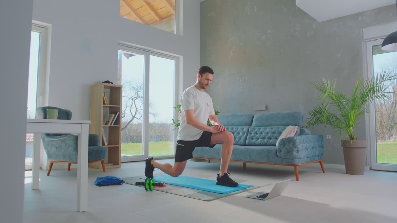 hombre fuerte haciendo ejercicio