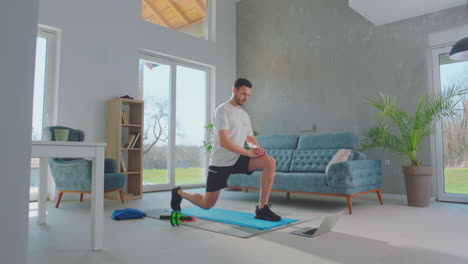 hombre fuerte haciendo ejercicio