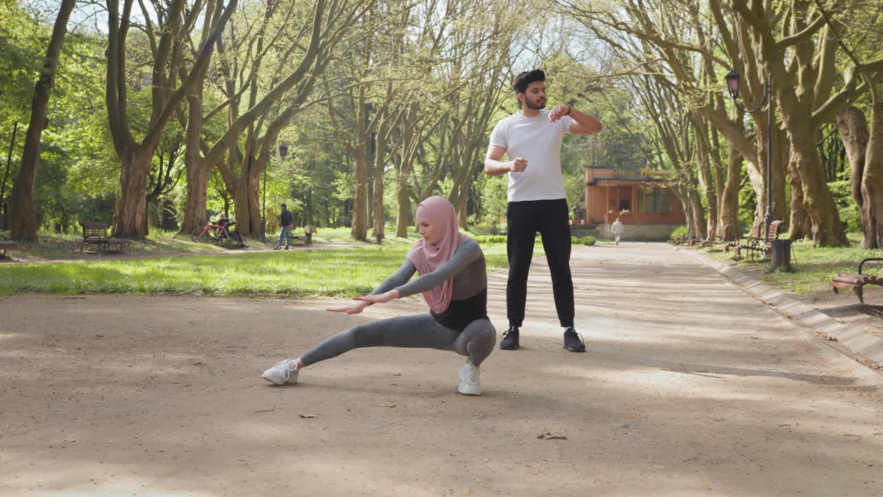 pareja haciendo ejercicio en un parque