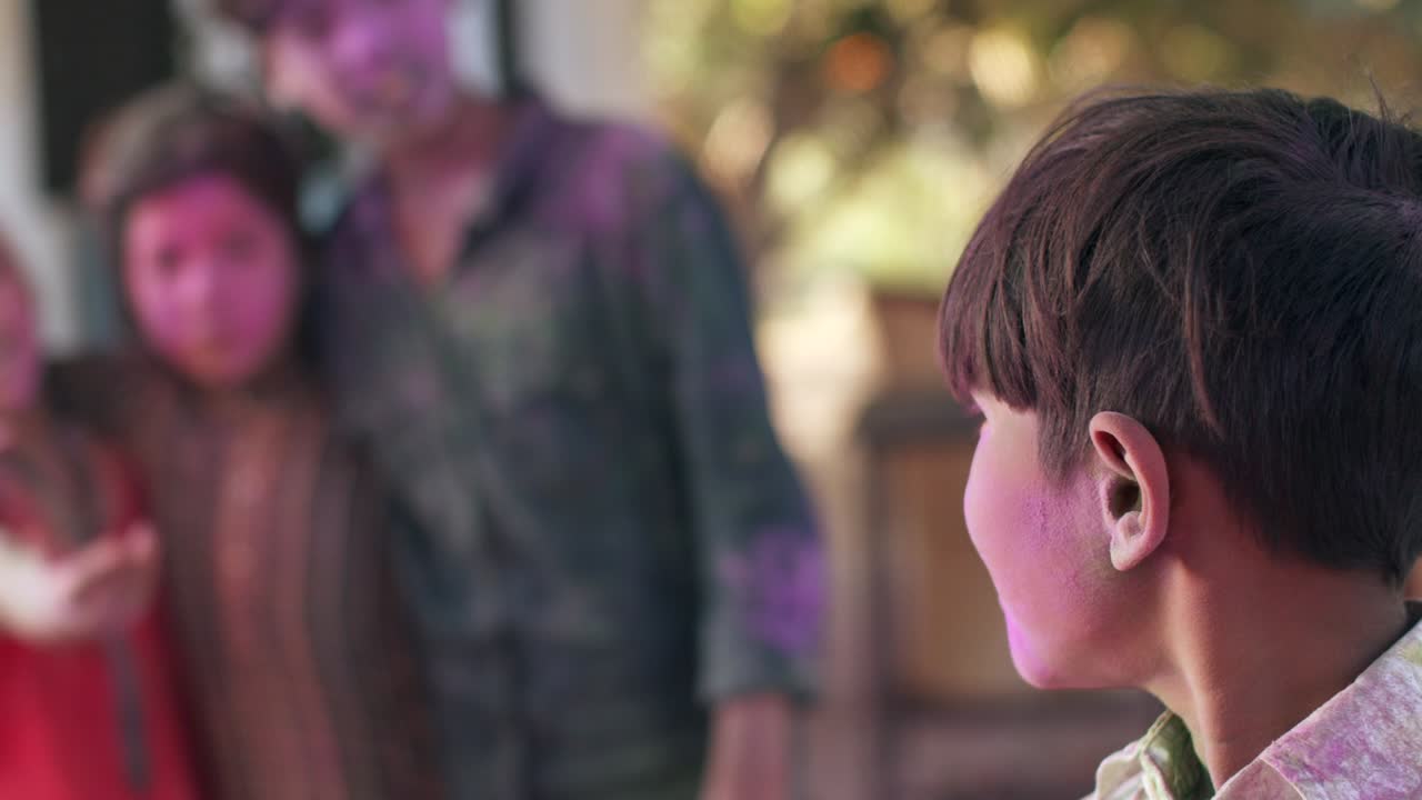 인도 라자스탄 에서 힌두교 의 홀리 축제 를 축하 하는 아이 들