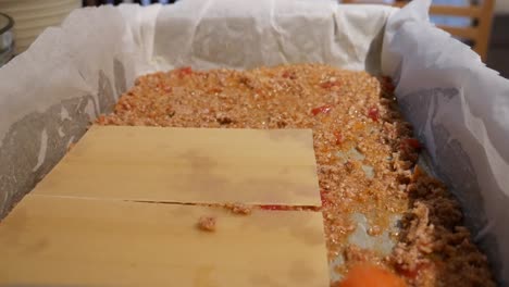 montaje de lasaña, láminas de pasta
