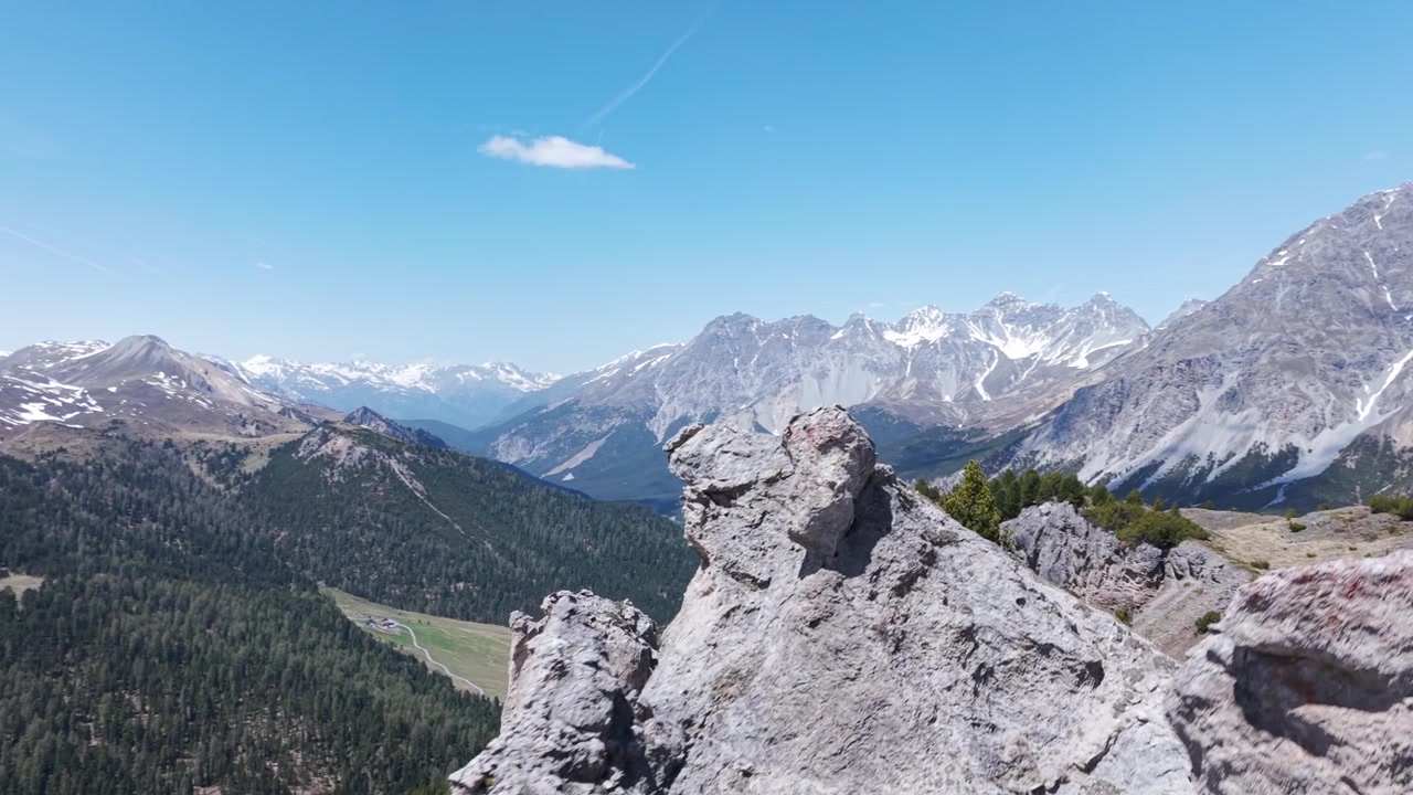 Zažijte úchvatný panoramatický výhled na zasněžené hory, rozlehlá zelená údolí a nedotčenou oblohu.