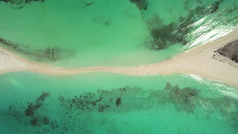 Cayo-De-Agua-Mit-Klarem,-Türkisfarbenem-Wasser-Und-Einer-Sandbank-In-Venezuela,-Luftaufnahme