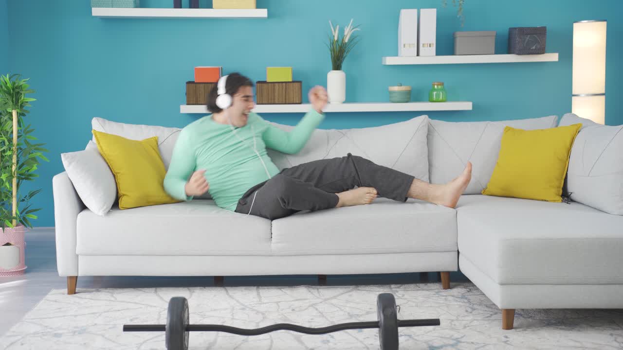 재미있는 과체중 남성, 재미있는 스포츠와 성공 축하.