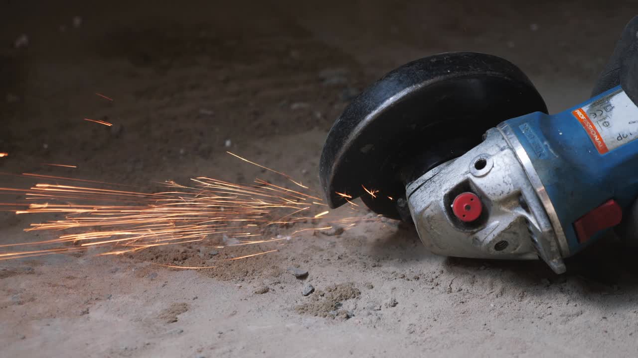 원형 이 금속을 자르며 불꽃을 일으킨다. 노동자가 손에 들고 다니는 원형 원이로 금속을 는다. 느린 움직임