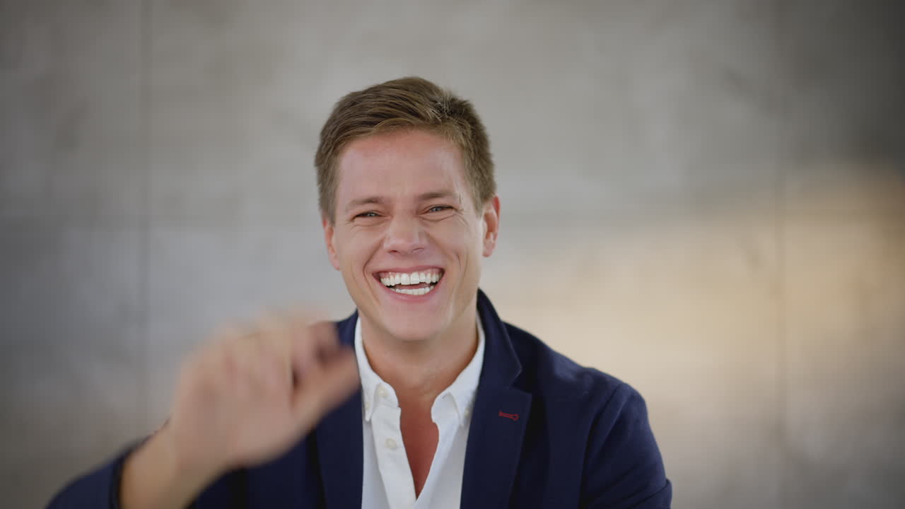 hombre saludando y sonriendo