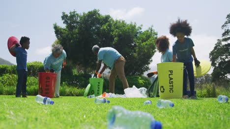 voluntarios recogiendo basura y reciclando