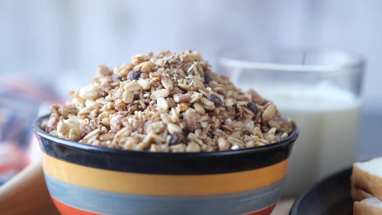 cuenco de granola con leche