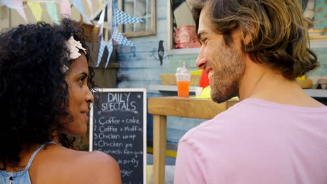 pareja divirtiéndose en el mostrador de comida