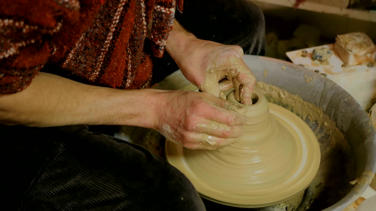 alfarero profesional que hace cerámica en el taller