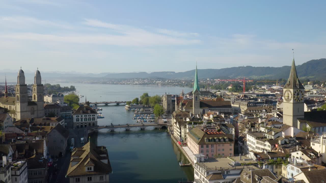 toma aérea fija de la iglesia de grossmünster, fraümunster y la iglesia de san pedro el día de verano