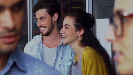 animación del procesamiento de datos sobre diversas personas de negocios hablando