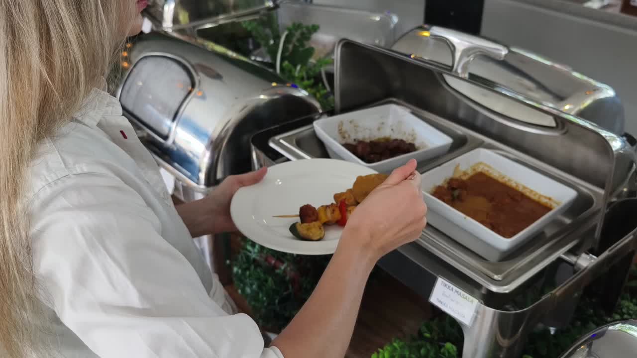 mujer que se sirve a sí misma en un buffet