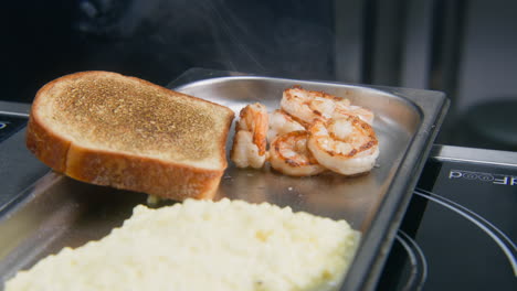 Cocinero-Masculino-Pone-Camarones-Fritos-De-Una-Sartén-En-Un-Plato