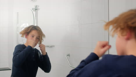 boxeo adolescente en cámara lenta en el espejo del baño