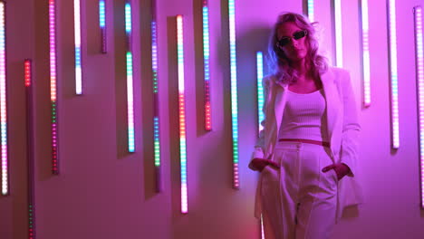modelo de moda con traje blanco