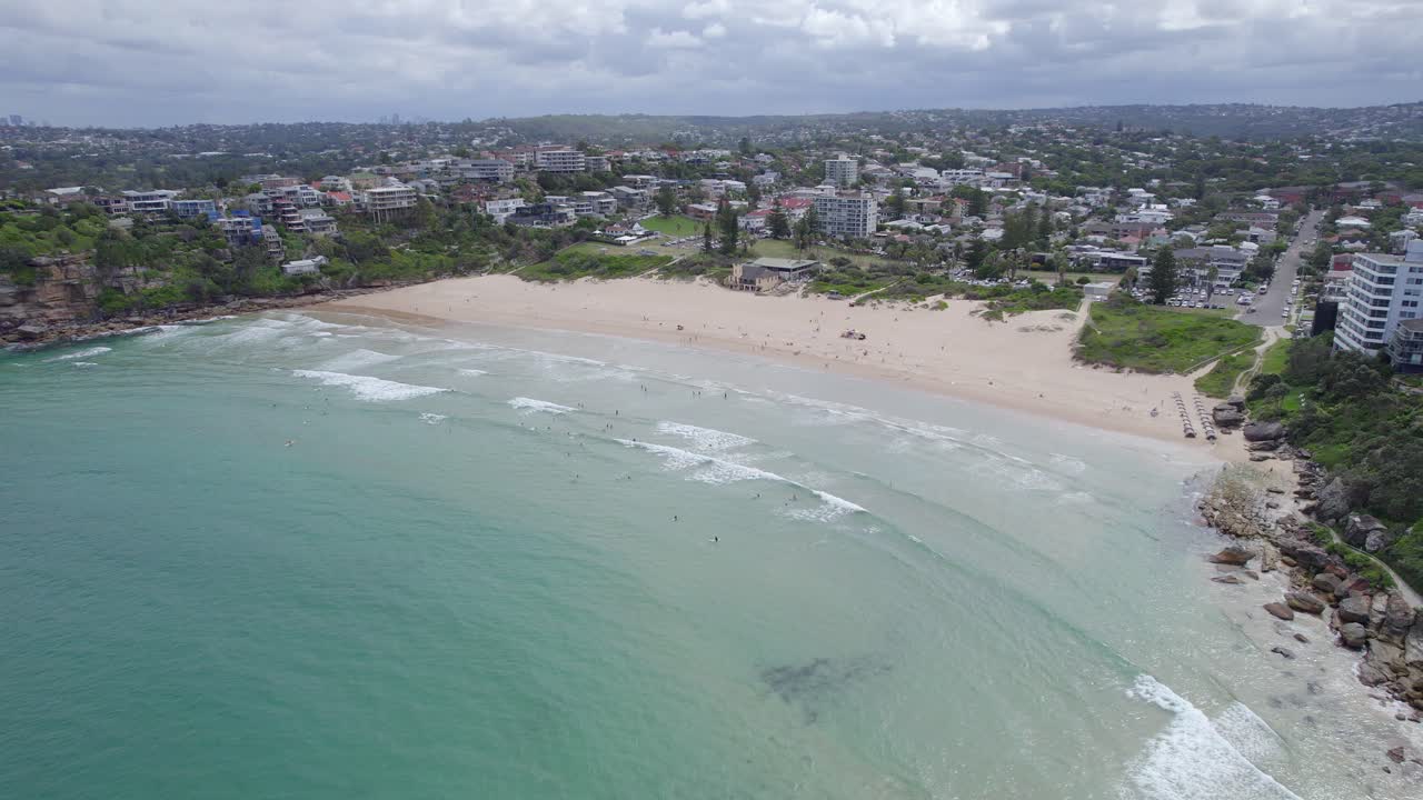Mọi người tại Bãi biển Freshwater gần Manly, ngoại ô ven biển của Sydney ở New South Wales, Úc