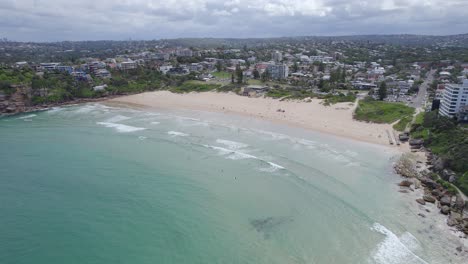 Gente-En-La-Playa-De-Agua-Dulce-Cerca-De-Manly,-Suburbio-Junto-A-La-Playa-De-Sydney-En-Nueva-Gales-Del-Sur,-Australia