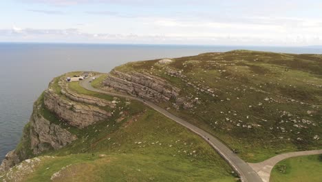 Luftaufnahme-Fliegen-über-Great-Orme-Llandudno-Bergtal-Ländliche-Küstenlandschaft-Klippenlandschaft