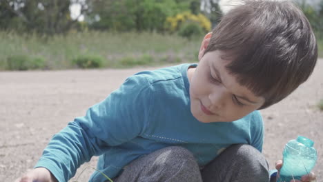 niño juega con un juguete que sopla burbujas 60fps