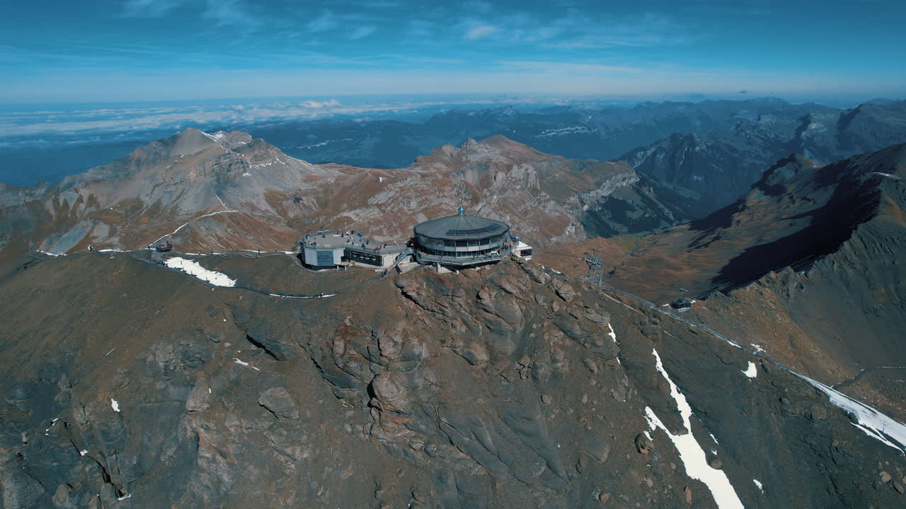 스킬토른 피즈 글로리아 (schilthorn piz gloria) 의 공중 전망: 역 위를 돌아다니며 높은 산과  ⁇ 은 날에 가을 풍경을 내려다본다.