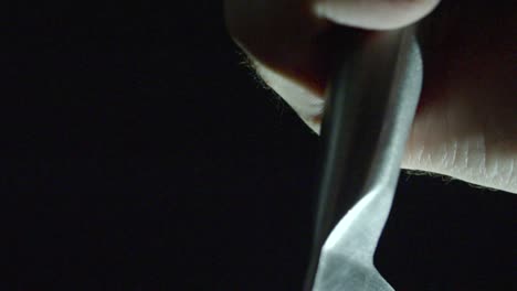 cuchillo ensangrentado atravesando el marco