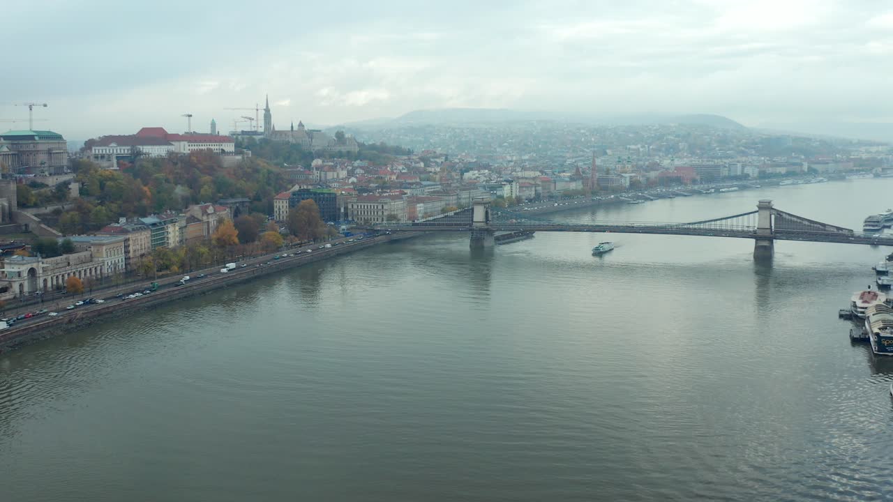 Nave in navigazione sul fiume Danubio sotto il Ponte delle Catene Széchenyi, Budapest.