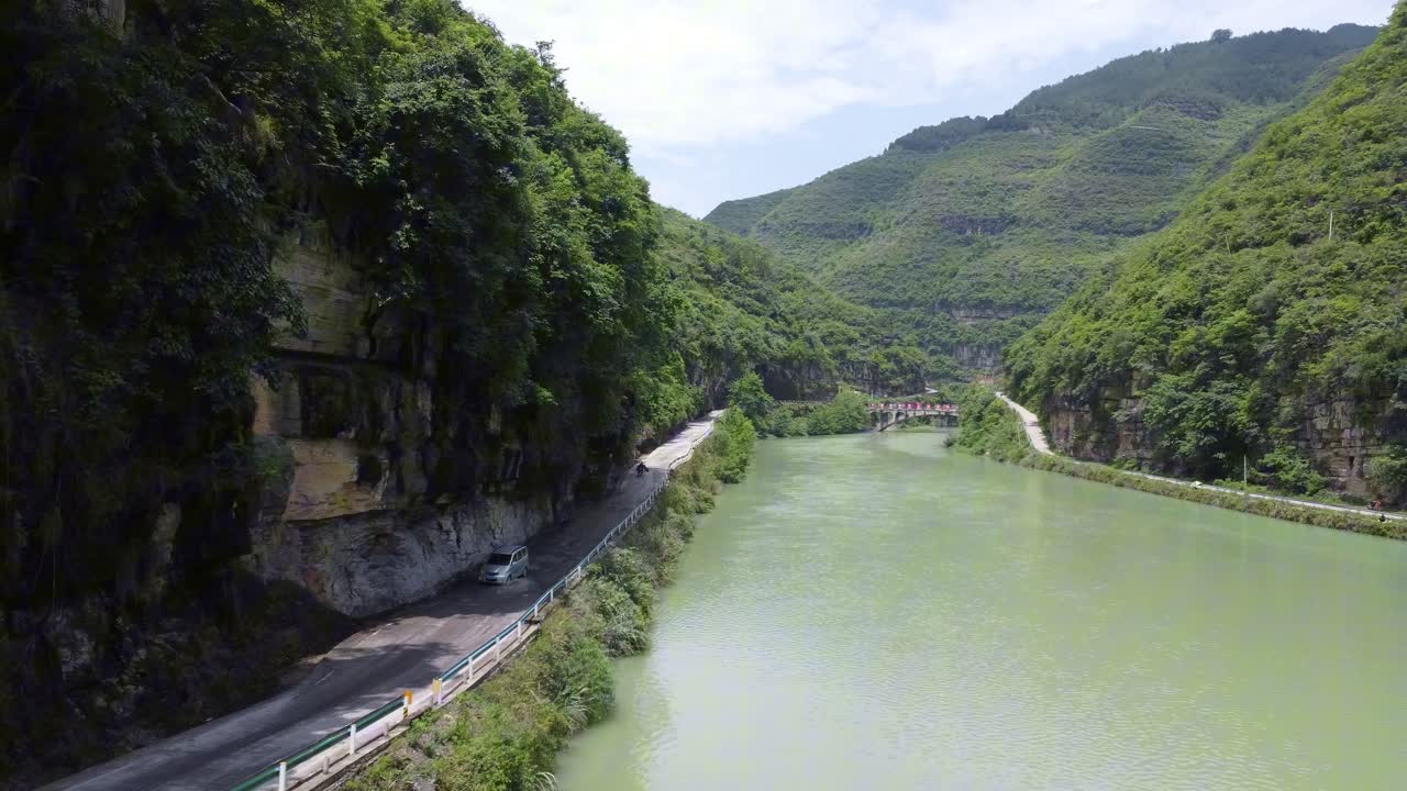 비즈니스 차량이 험난한 도로에서 운전하고 있습니다.