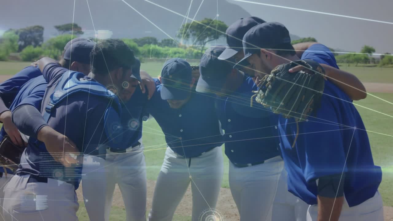 Squadra di baseball che si riunisce in cerchio sul campo interno, attivando una sovrapposizione di rete di analisi sportiva che visualizza l'unità.