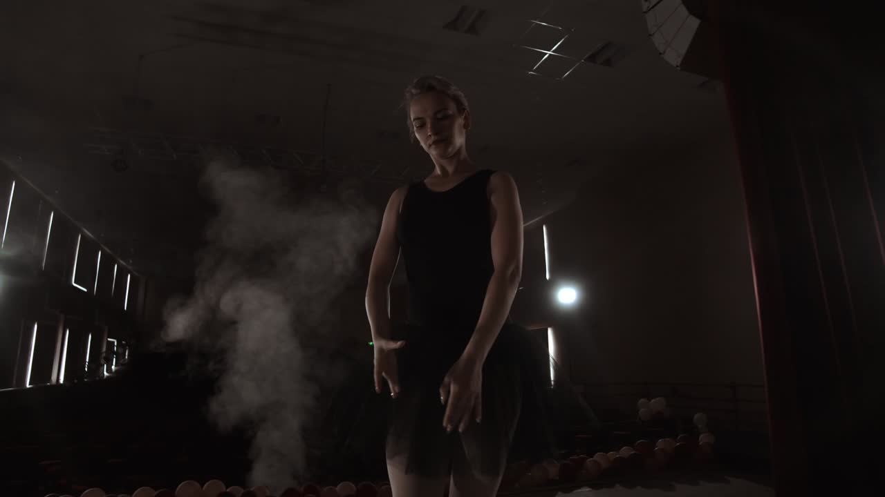 Rallentatore di un'elegante ballerina che danza balletto moderno