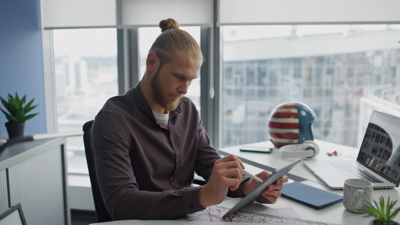 Fokuseret illustrator tegner på tablet i lejlighed, nærbillede. Designer skaber design på computer.