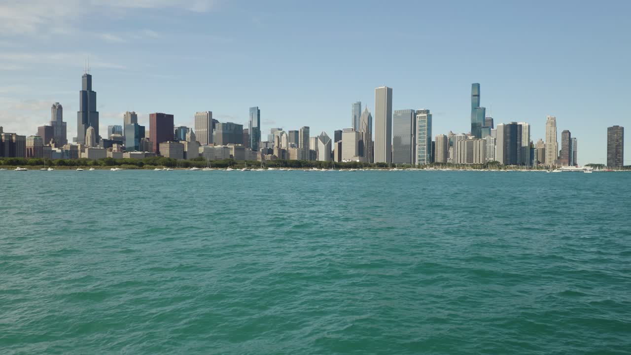 Vista de ángulo bajo del agua del lago Michigan con el famoso horizonte de Chicago al fondo.