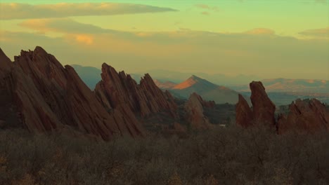 puesta de sol sobre las montañas en el parque estatal de roxborough en colorado