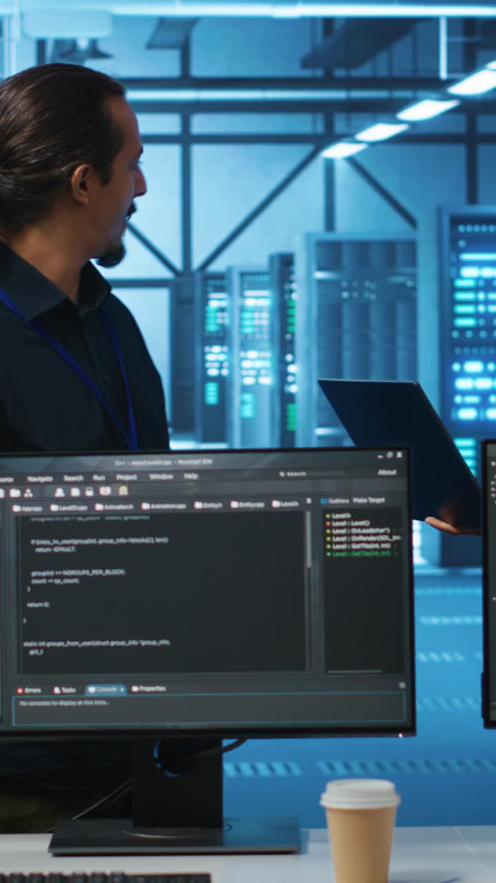 Programvareutviklere samarbeider og diskuterer kode i serverrom