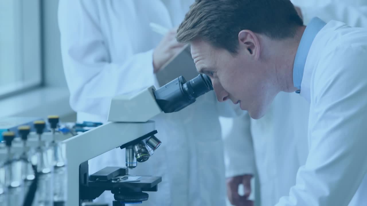 Animazione di uno scienziato maschio caucasico che usa un microscopio.