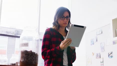 mujer ejecutiva que usa una tableta digital