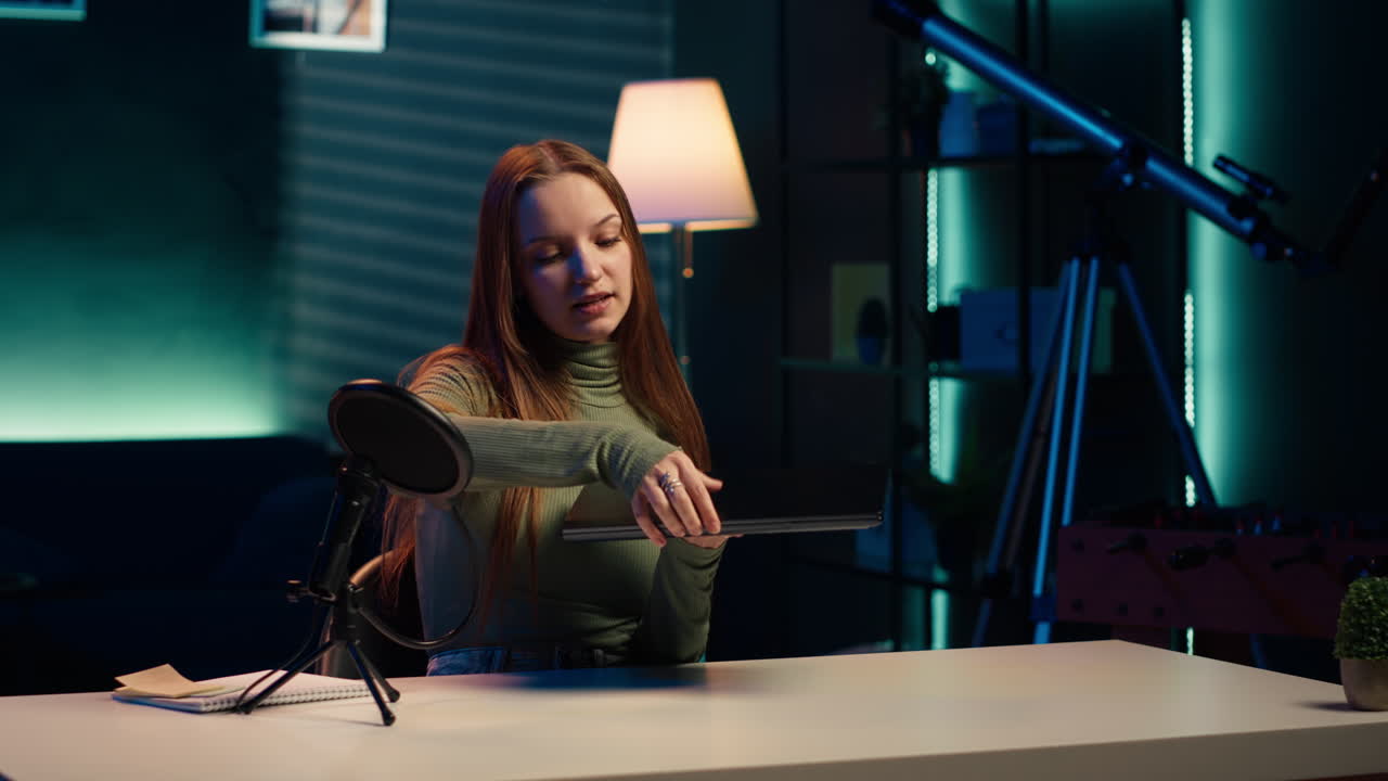 브랜드 후원 비디오에서 우아한 노트북을 소개하는 소녀