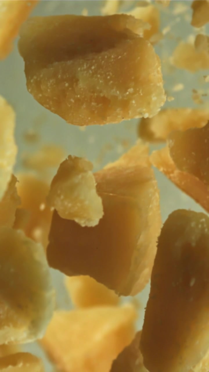 Macro primo piano di cristalli di zucchero di canna che cadono al rallentatore