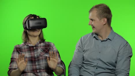 Mann-Und-Frau-Benutzen-VR-Headset-Helm,-Um-Ein-Spiel-Zu-Spielen.-Ansehen-Eines-Virtual-Reality-3D-Videos.-Chroma-Key