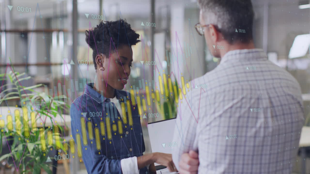 animación de diagramas y procesamiento de datos sobre diversos colegas que utilizan computadora portátil en la oficina