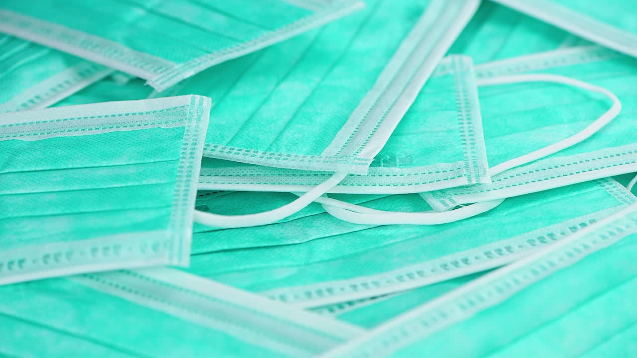 máscara facial quirúrgica en una mesa giratoria (con bucle sin costuras)