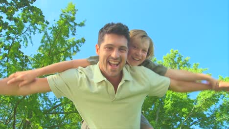 un niño jugando con su padre.