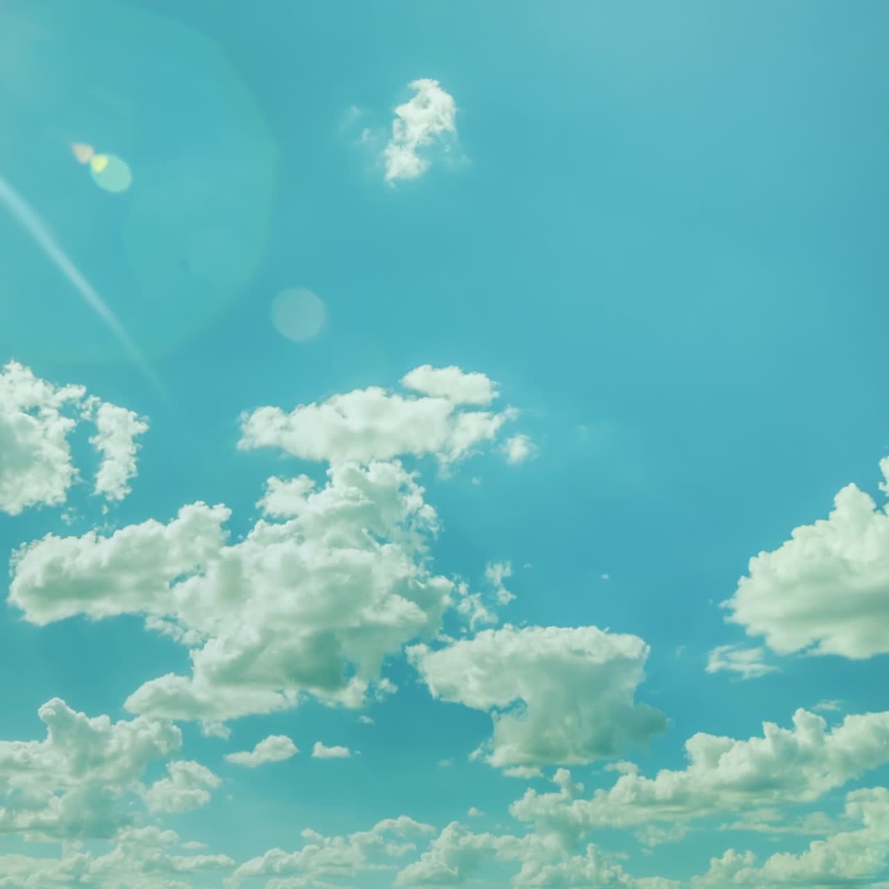 흰 구름과 태양 광선이 있는 푸른 하늘 1